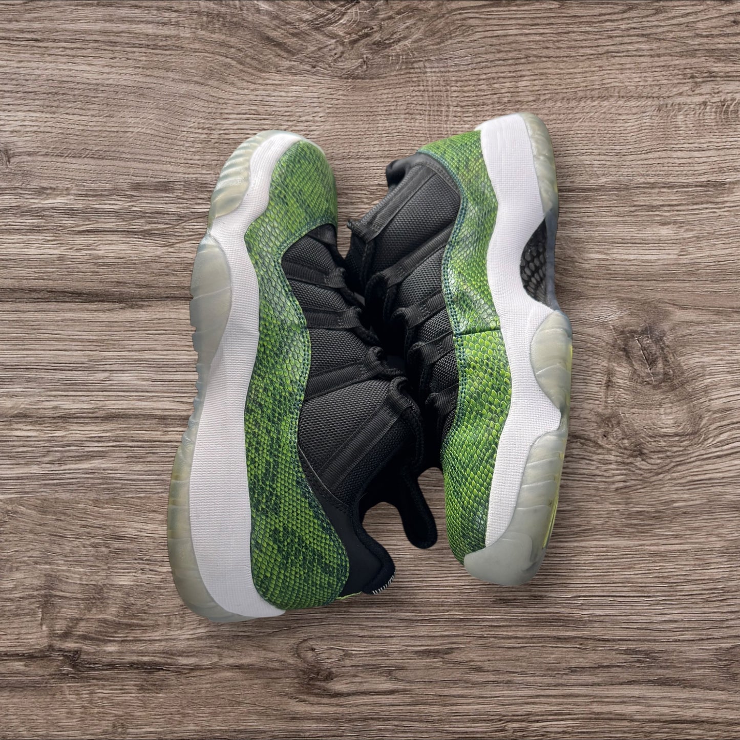 Jordan 11 Low Snakeskin Size 9.5 (528895 033)