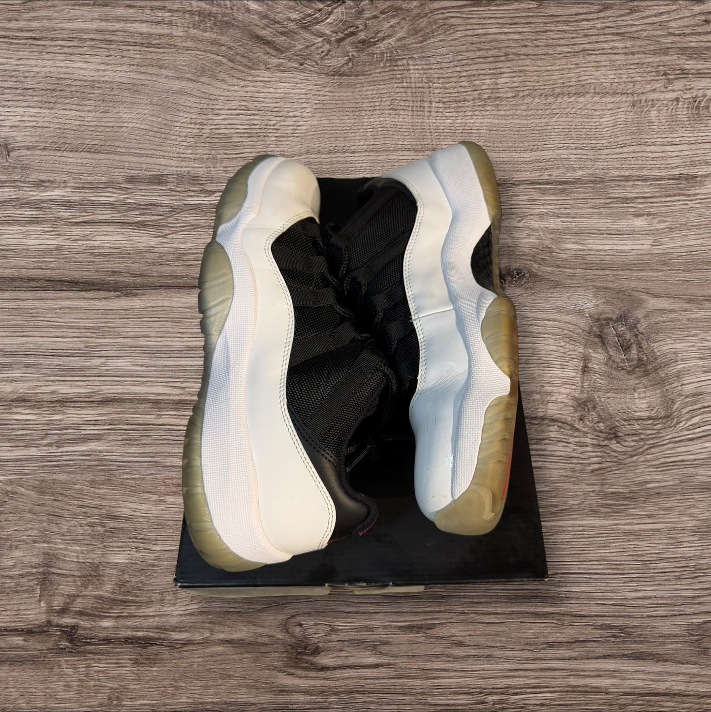 Jordan 11 Low Tuxedo Size 9.5 (528895 110)