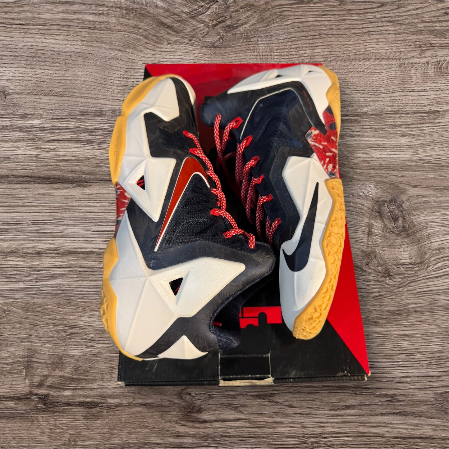 Nike LeBron XI Independence Day Size 9.5 (616175 164)