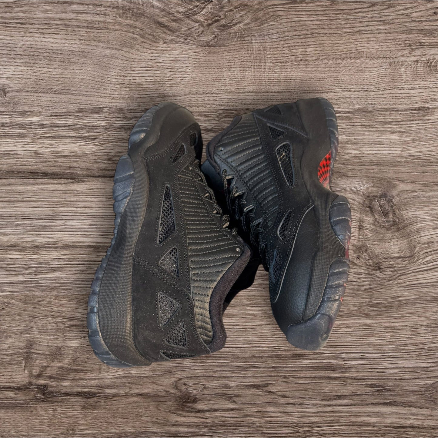 Jordan 11 Low IE Referee Size 9.5 (306008 003)