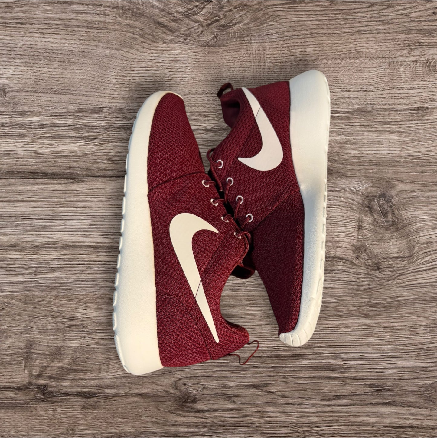 DS Nike Rosherun Burgundy Size 9 (511881 610)