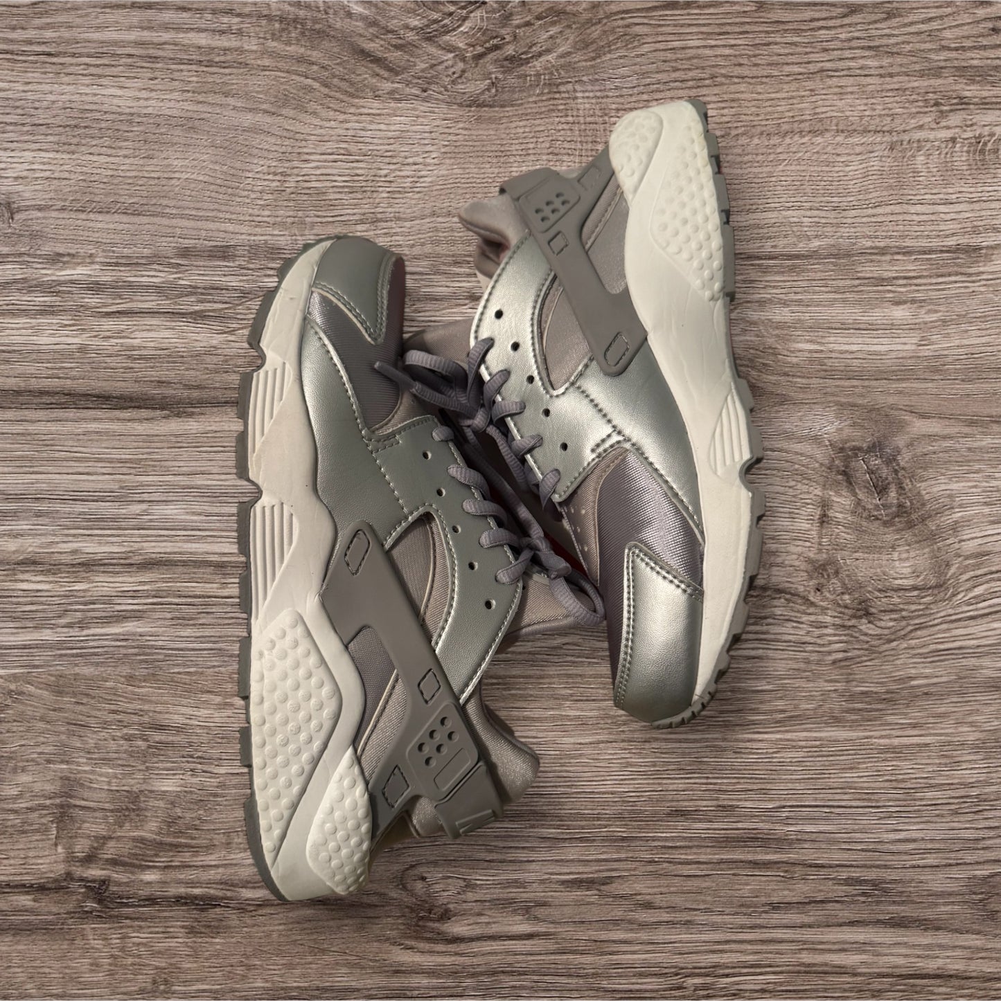 Woman Nike Huarache Silver Size 7 (859429 002)