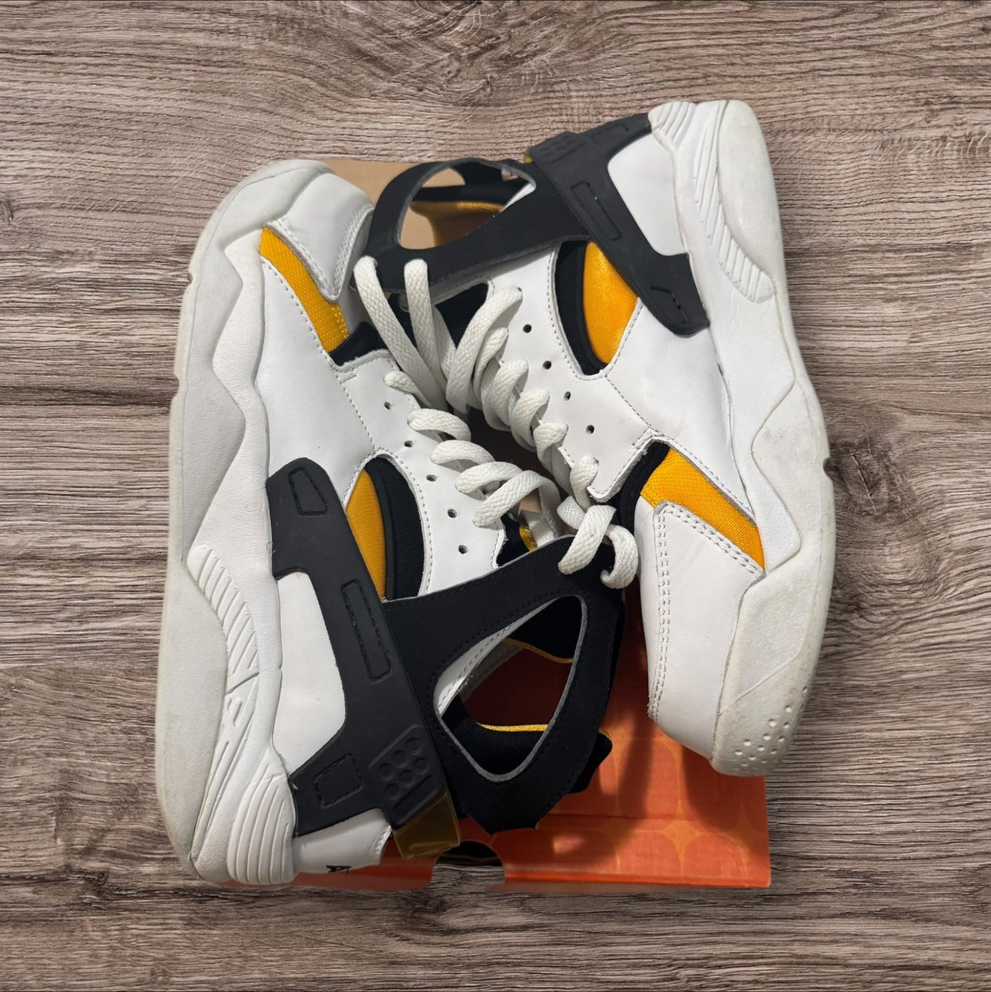 Nike Air Flight Huarache Size 9 (305439 102)