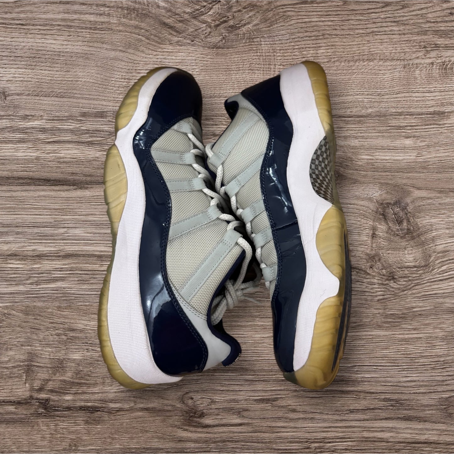Jordan 11 Low Georgetown No Box Size 11.5 (No Box 528895-007)