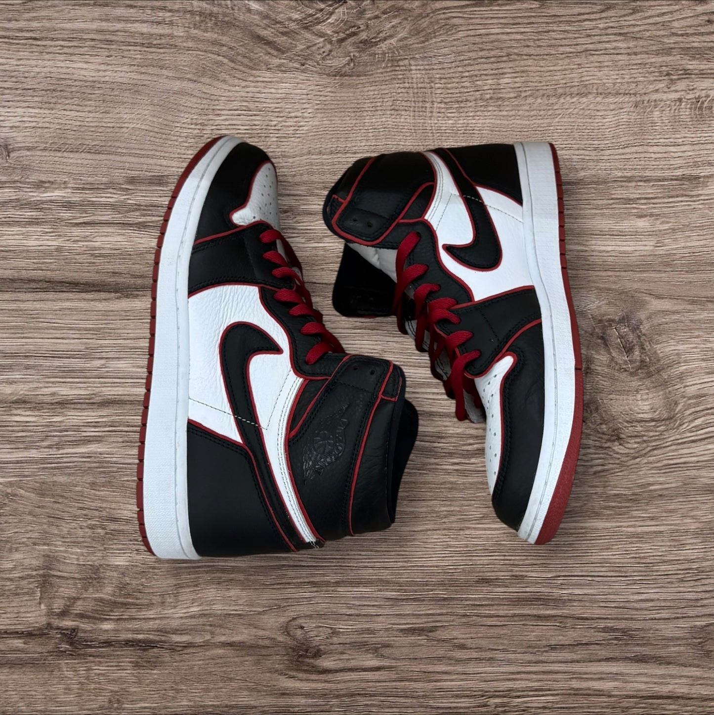 Jordan 1 Bloodline Size 10.5 (555088-062)