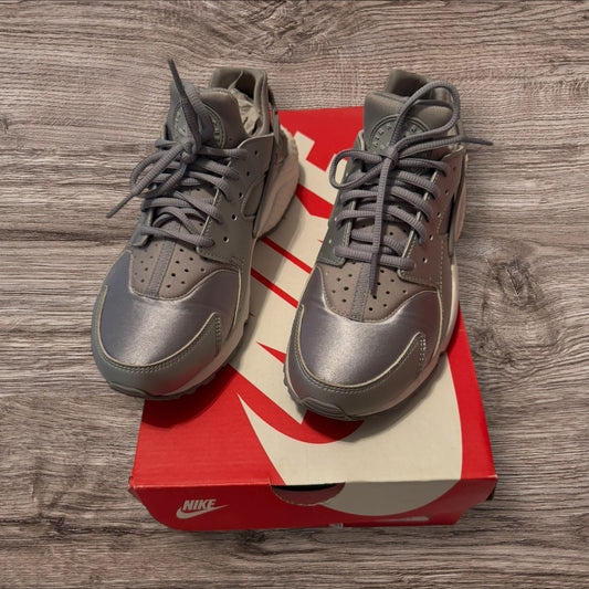 Woman Nike Huarache Silver Size 7 (859429 002)