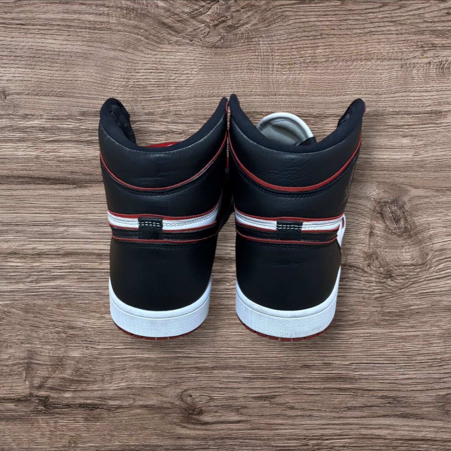 Jordan 1 Bloodline Size 10.5 (555088-062)