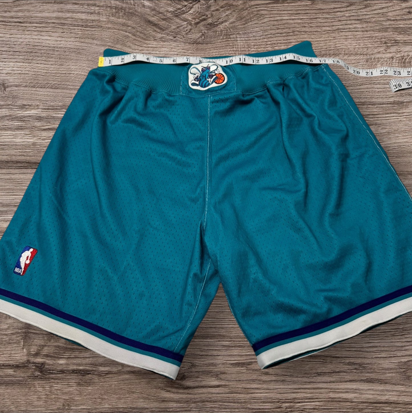 Mitchell & Ness Charlotte Hornets Throwback Authentic Shorts Size L