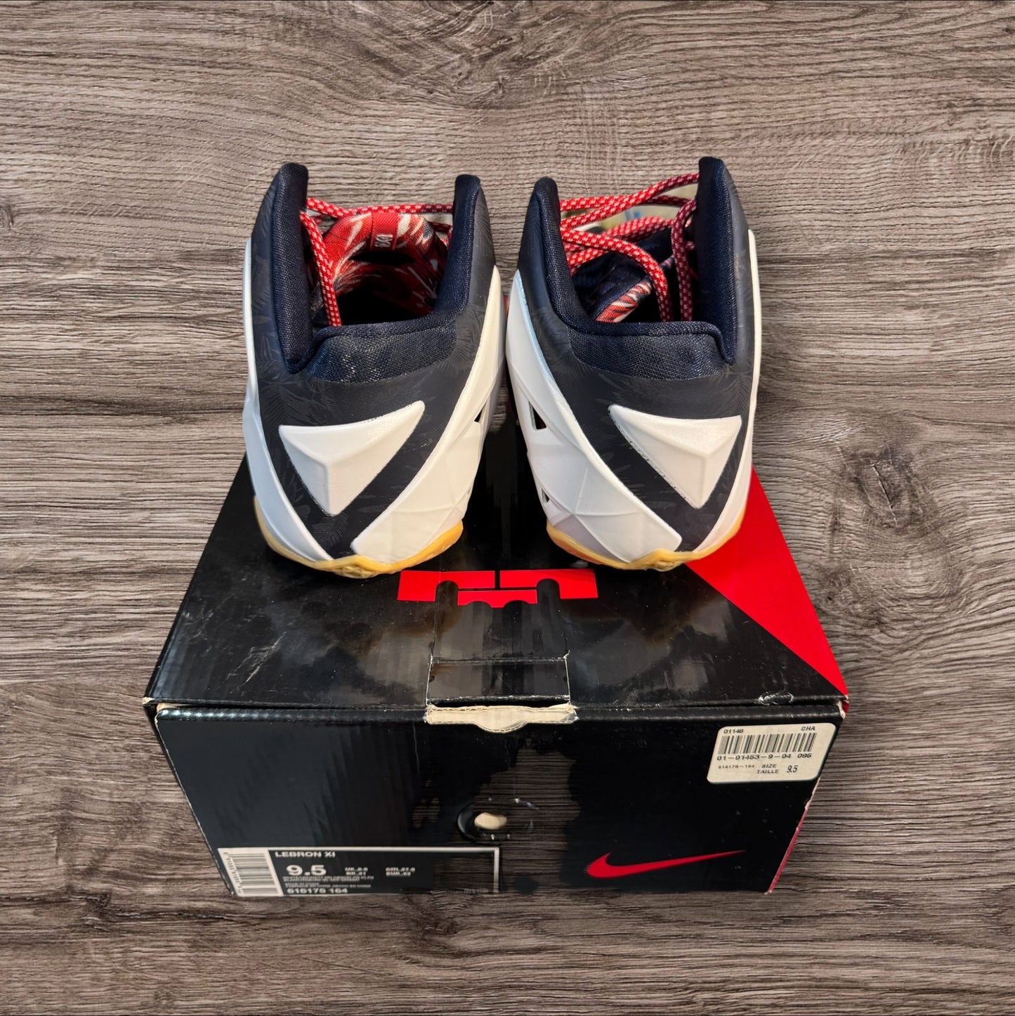 Nike LeBron XI Independence Day Size 9.5 (616175 164)