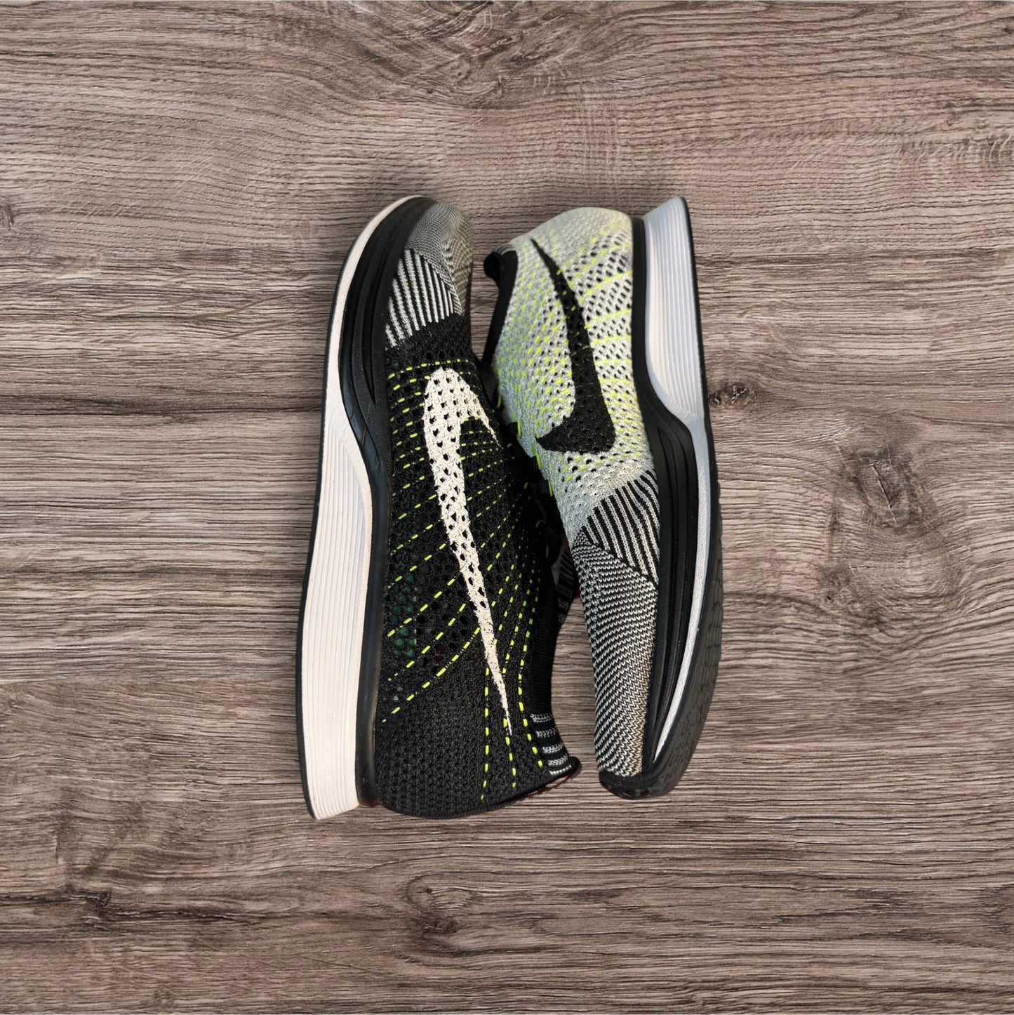 Nike Flyknit Racer Volt Size 9.5 (526628 011)