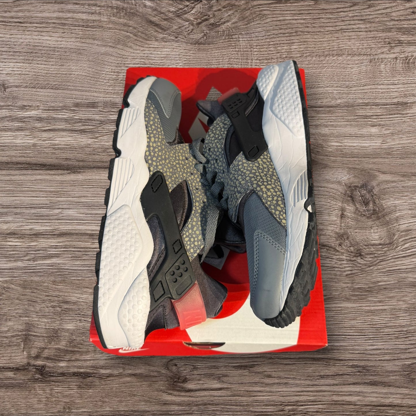 Nike Huarache Safari Size 9.5 (704830 062)