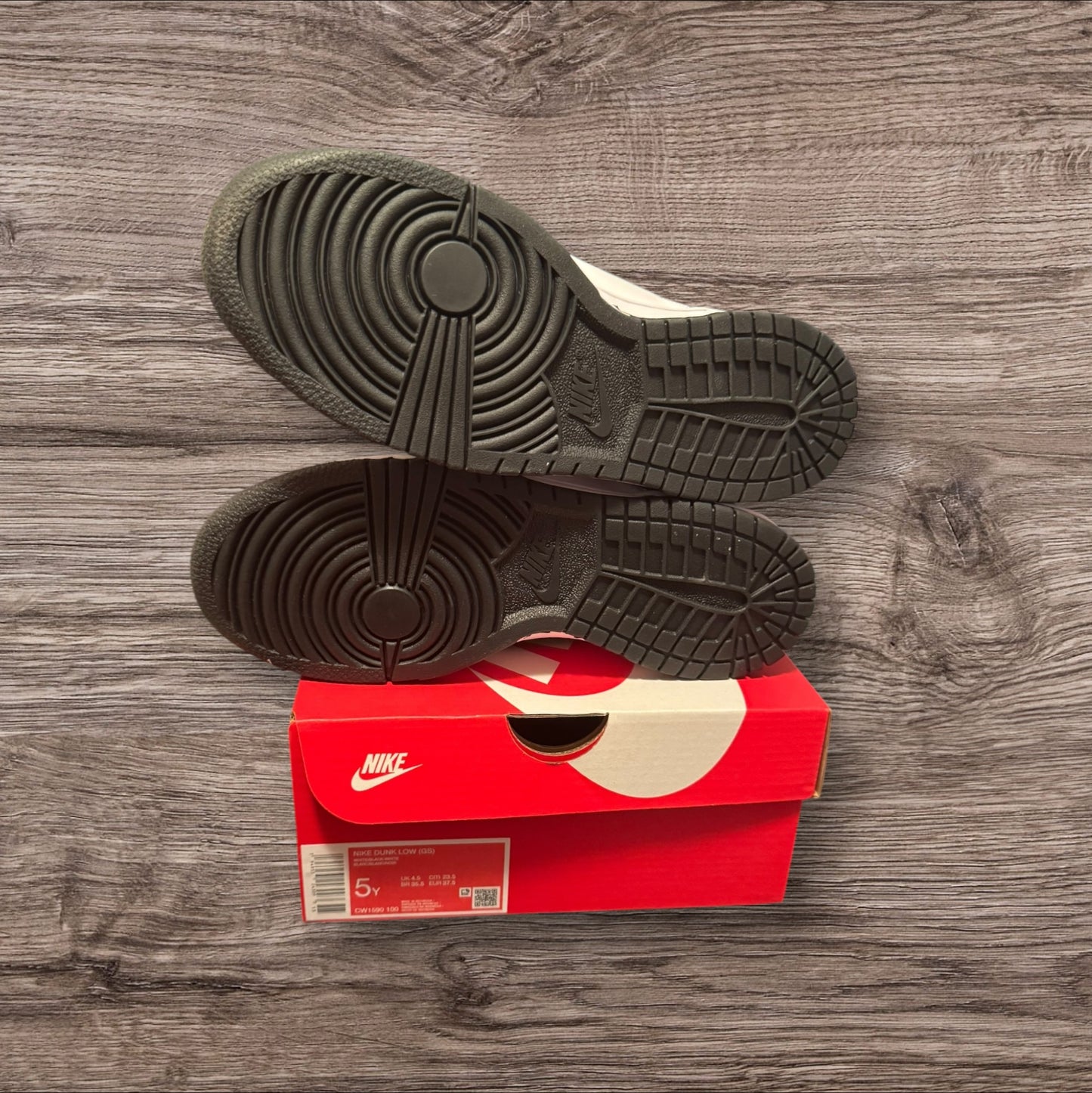 DS GS Nike Dunk Low Panda Size 5Y (CW1590 100)